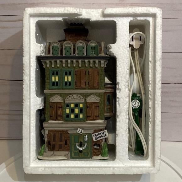 DEPARTMENT 56 - The Flat of Ebenezer Scrooge - Heritage Village -Dickens Village - Picture 8 of 10